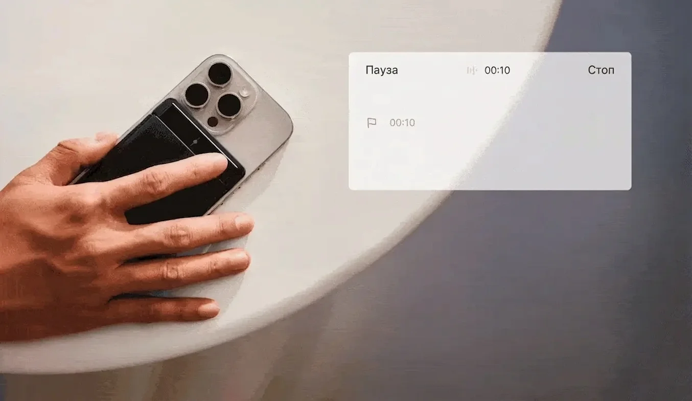 Женщина работает с расшифровкой на ноутбуке рядом с диктофоном